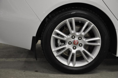 Jaguar XE 2.0 D AT (180 л. с.) Prestige