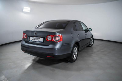 Volkswagen Jetta 1.6 MT (105 л. с.)