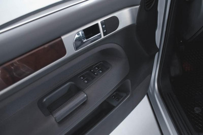 Volkswagen Touareg 2.5 TDI AT (174 л. с.)