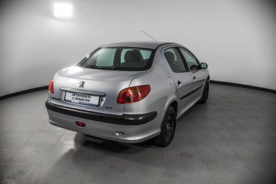 Peugeot 206 1.4 MT (75 л. с.)