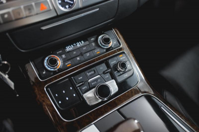 Audi A8 4.2 FSI L quattro tiptronic (372 л. с.)