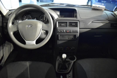 LADA Priora 1.6 MT (87 л. с.) Standard