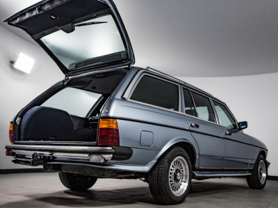 Mercedes-Benz W123 230 2.0 MT (136 л.с.)