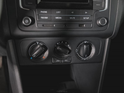 Volkswagen Polo 1.6 MPI MT (110 л. с.)