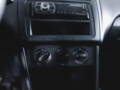 Volkswagen Polo 1.6 MPI MT (90 л. с.)