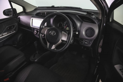 Toyota Vitz 1.3 CVT (94 л. с.)