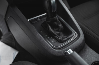 Volkswagen Jetta 1.6 MPI AT (105 л. с.)