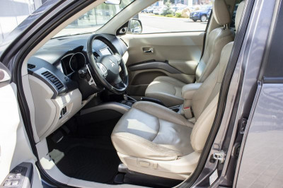 Mitsubishi Outlander 3.0 AT 4WD (220 л. с.)