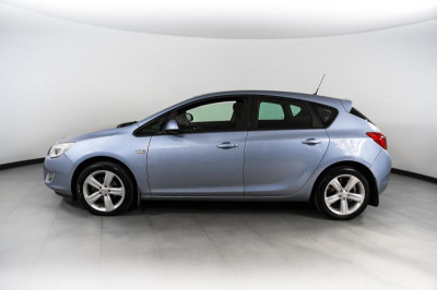 Opel Astra 1.4 Turbo MT (140 л. с.)